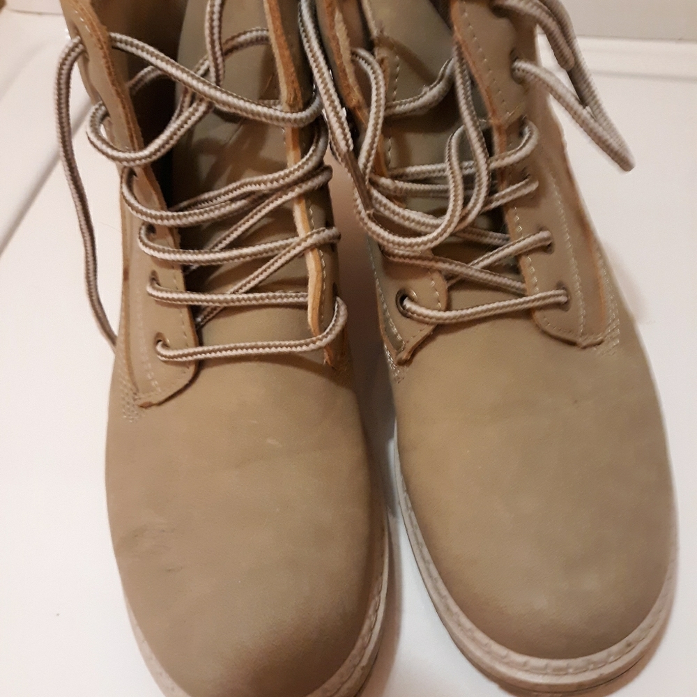 Pair of boots